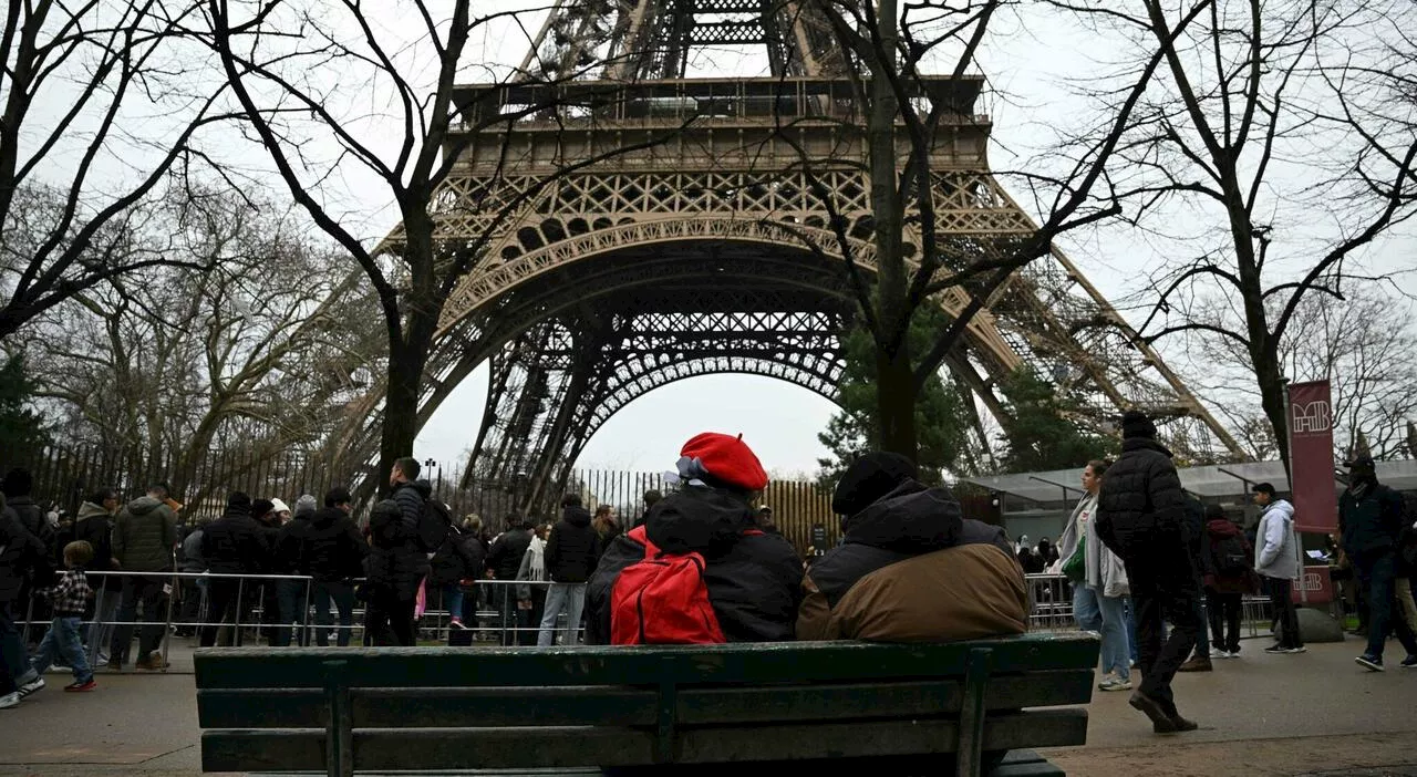 Torre Eiffel Chiusa Temporaneamente per Corto Circuito