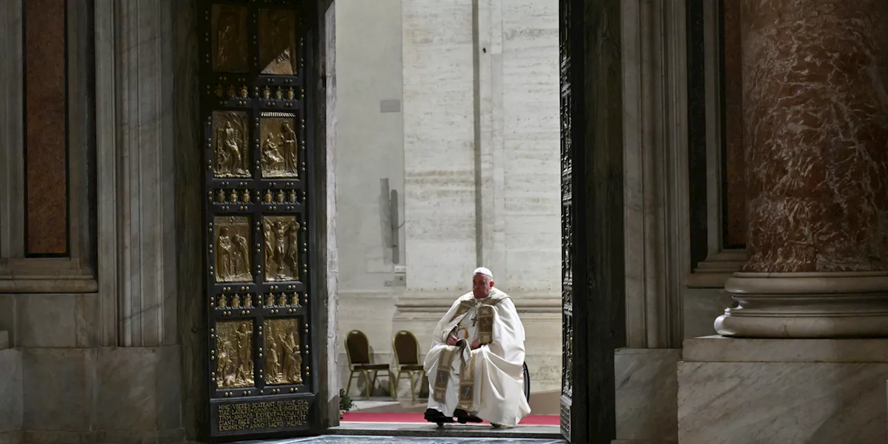 Papa Francesco apre la porta santa a San Pietro, iniziando il Giubileo 2025