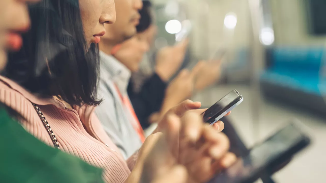 Singapore Commuters Complain About Loud Music on Public Transport