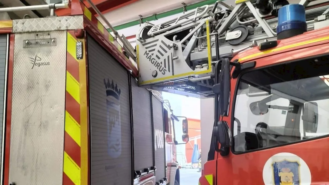 Hombre colisiona camión de bomberos con autoescala en Málaga