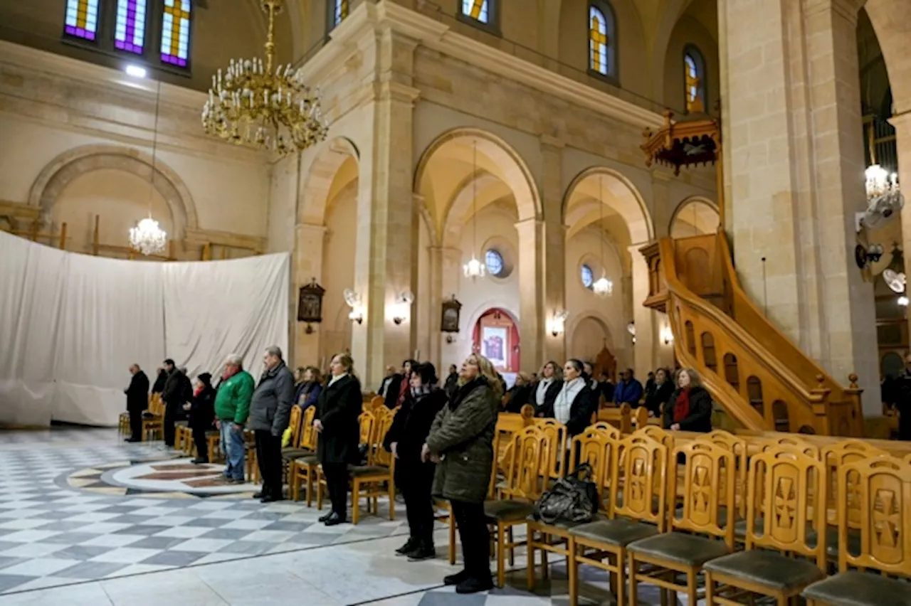 Centinaia di cristiani protestano in Siria per l’incendio di un albero di Natale