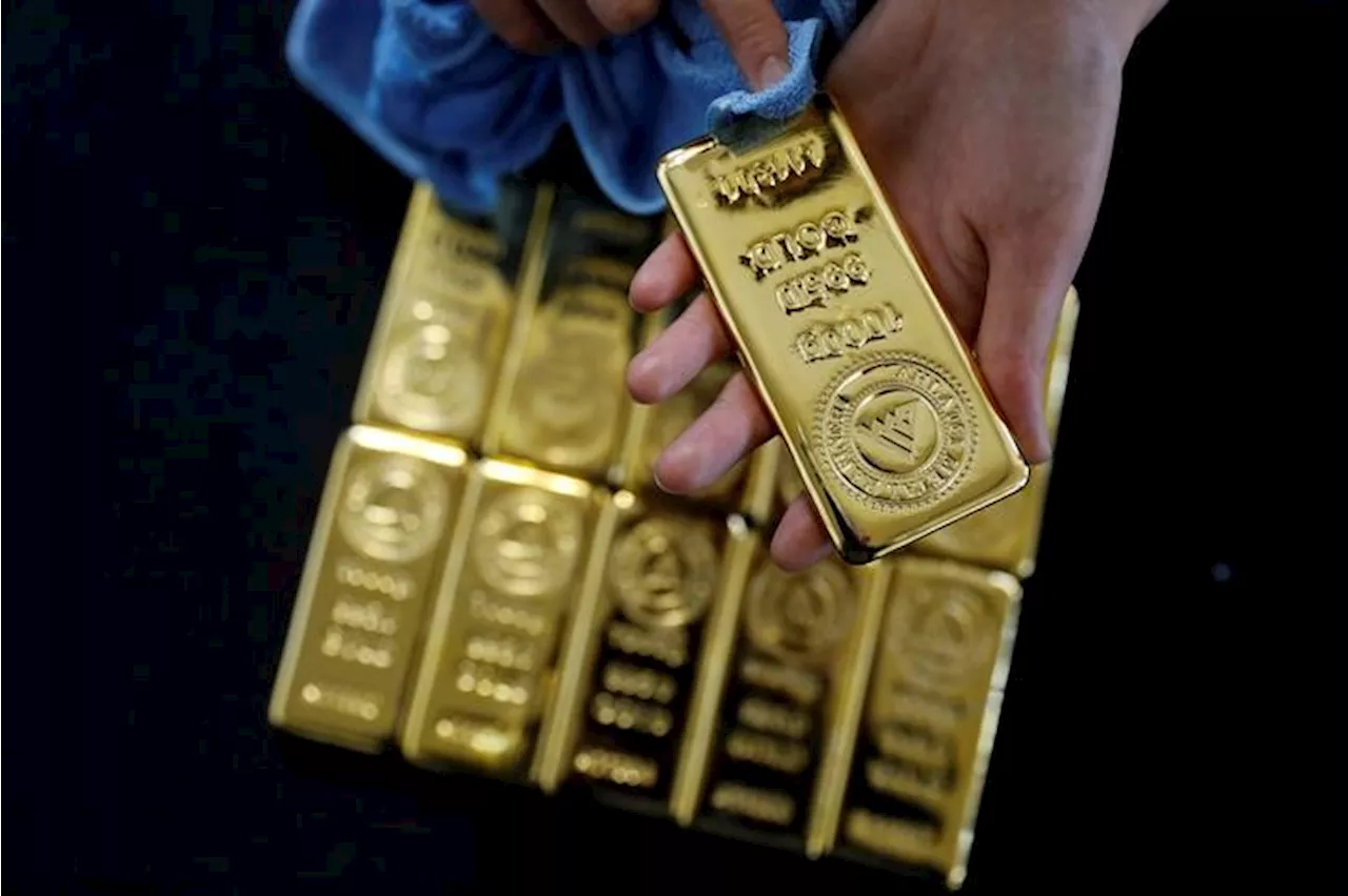 Gold Edges Higher Amid Cautious Investor Sentiment