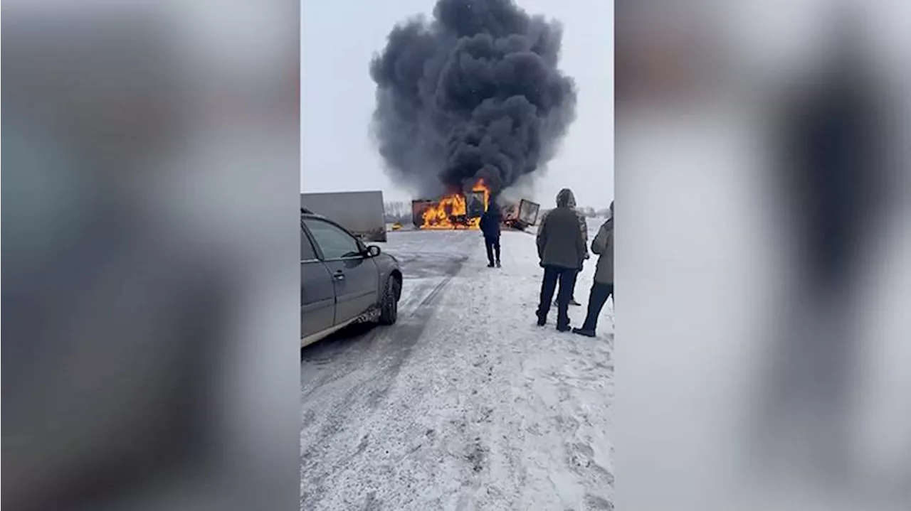 Столкновение двух грузовиков и легкового автомобиля на трассе Красноярск — Канск