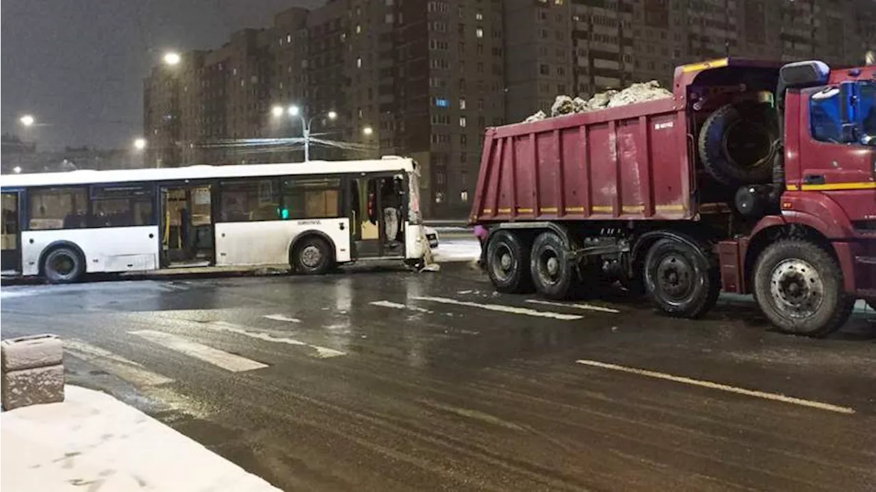 Четыре человека пострадали при столкновении самосвала с автобусом в Петербурге