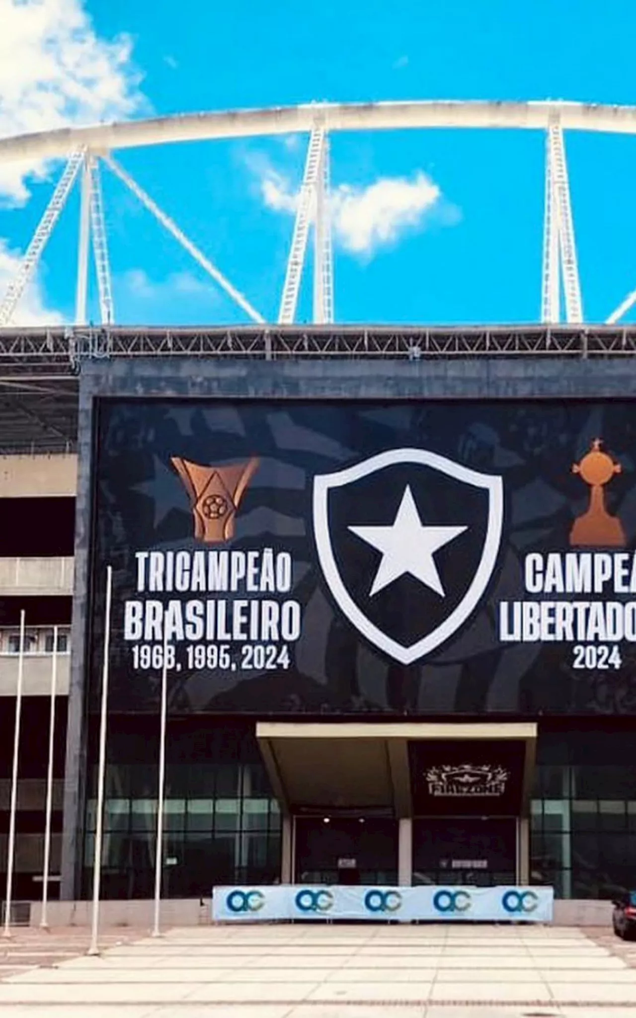 Botafogo Comemora 'Dobradinha' com Banner no Estádio Nilton Santos