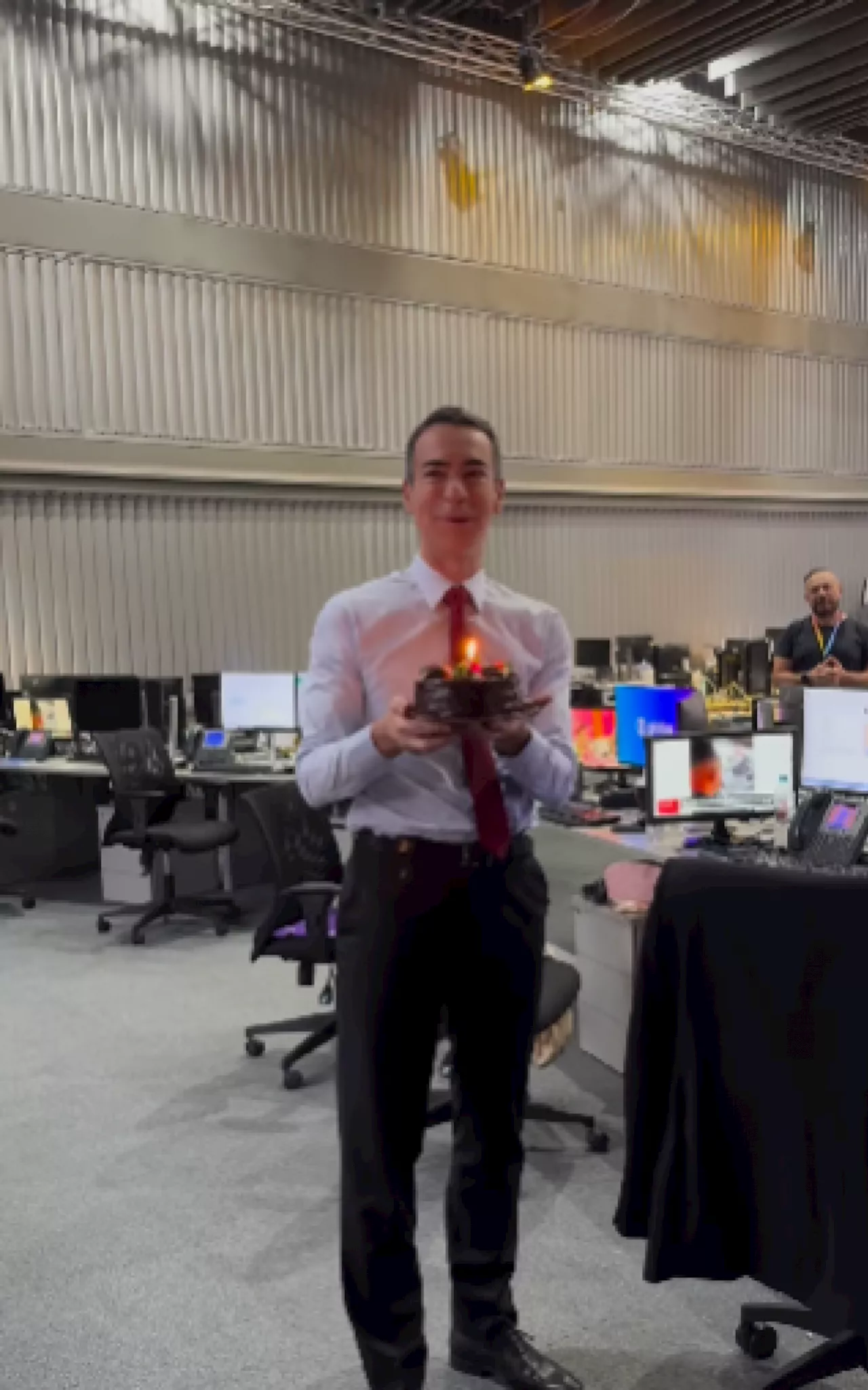 César Tralli ganha festa nos bastidores do 'Jornal Hoje' e homenagens de aniversário