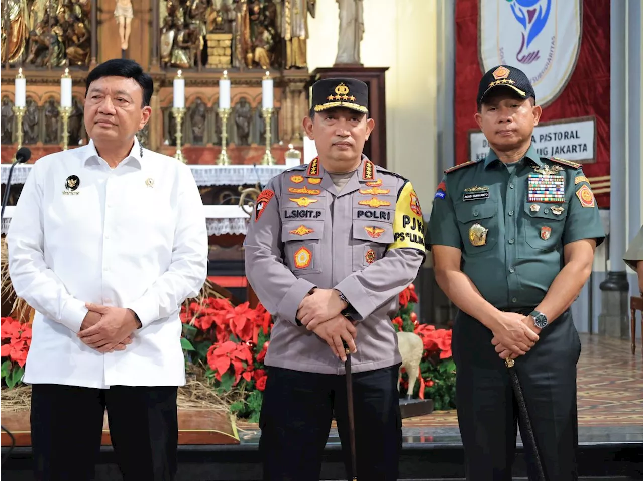 Kapolri Dampingi Menkopolkam Pantau Misa Natal di Katedral Jakarta