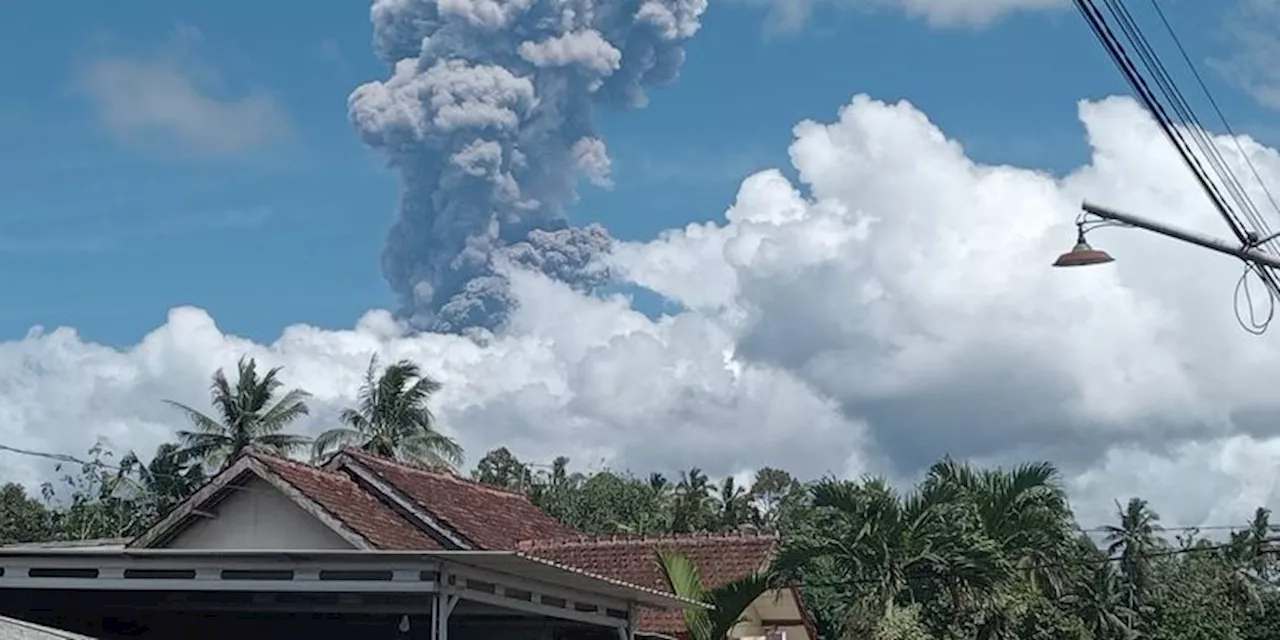 20 Pendaki Tersesat Saat Gunung Raung Erupsi