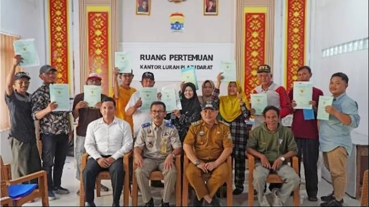 Kantor Pertanahan Kota Palembang Serahkan Sertipikat PTSL di Kelurahan Plaju Darat