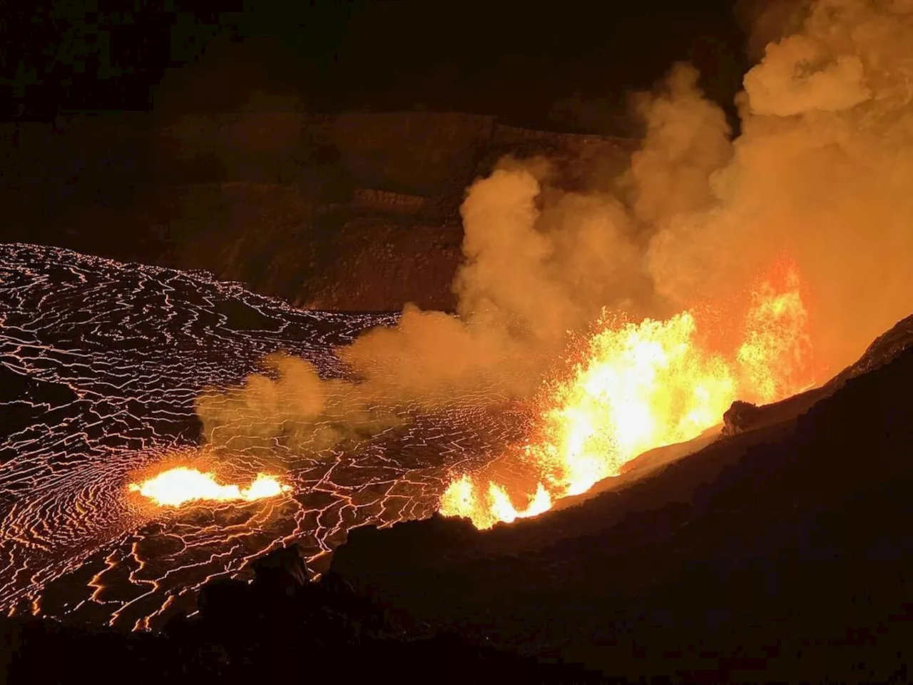 Le Volcan Kilauea Entre en Éruption à Hawaï