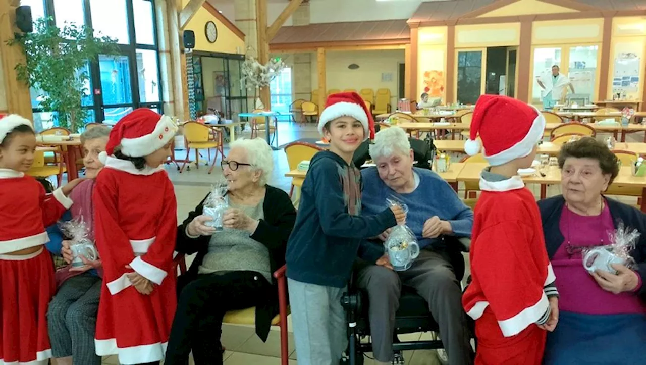 Rencontre intergénérationnelle chaleureuse à la veille de Noël