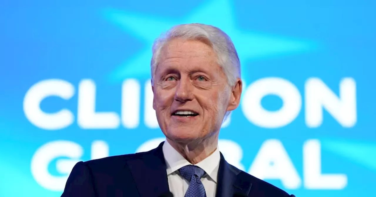 Expresidente Bill Clinton sale del hospital tras ser tratado por gripe