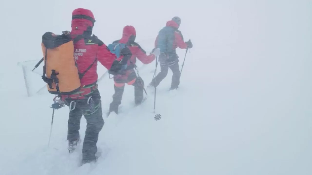 Condizioni meteo proibitive bloccano le ricerche degli alpinisti sul Gran Sasso