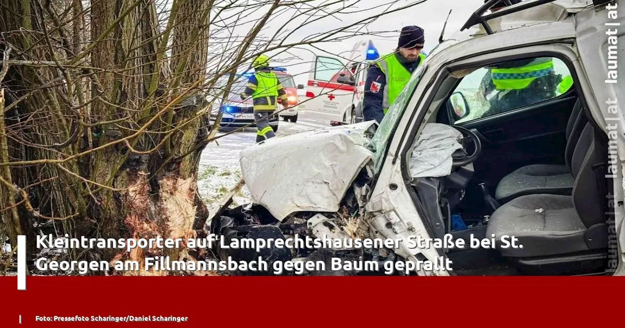 Kleintransporter auf Lamprechtshausener Stra�e bei St. Georgen am Fillmannsbach gegen Baum geprallt