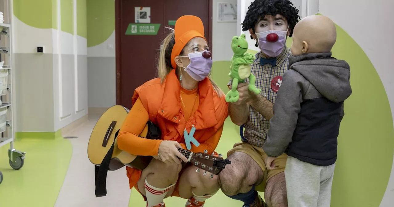 « Venez, il y en a une qui est triste ! » : à Gustave-Roussy, des clowns rendent le sourire aux jeunes malades... et à leurs parents