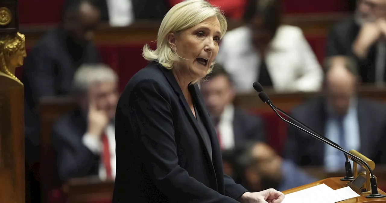 Marine Le Pen pronta a tutto: "Macron è finito, il governo ha i giorni contati"