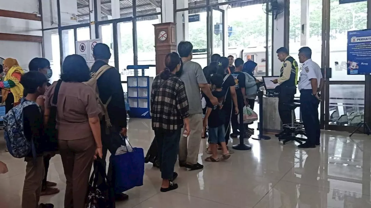 Penumpang Ditolak Naik Kereta API Karena Menggunakan Tiket Palsu