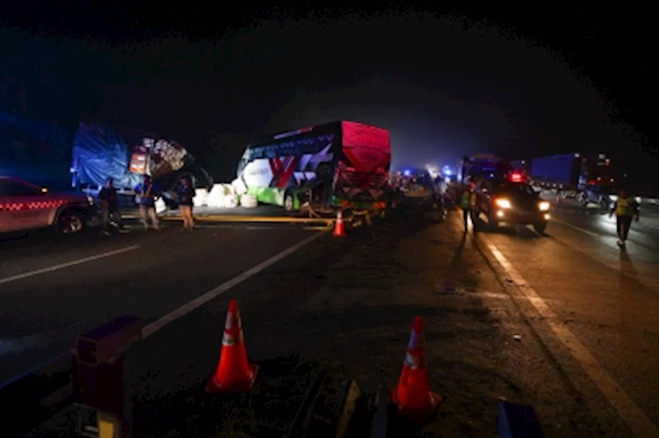 Seven Killed in North-South Expressway Crash