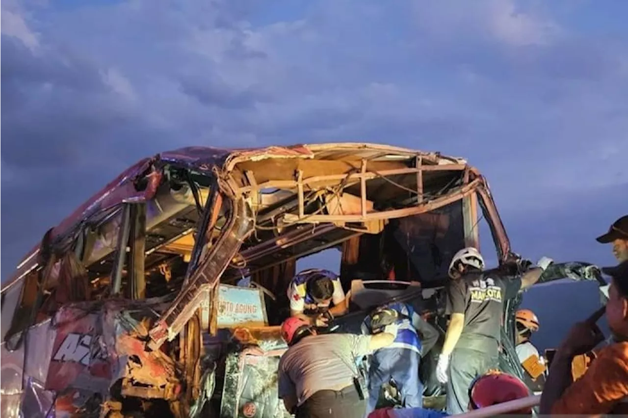 Kecelakaan Bus di Tol Pandaan-Malang Jebak Rombongan Pelajar