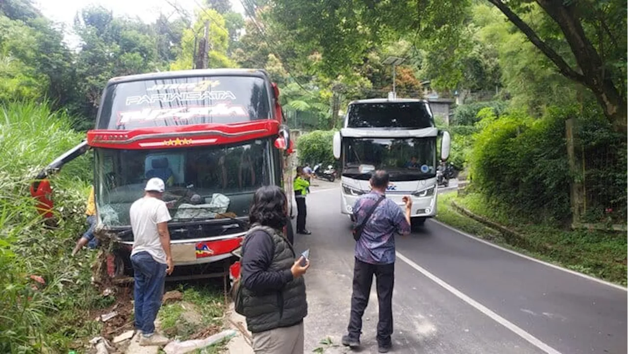 Tim Polda Jatim Lakukan Olah TKP Tabrakan Bus dan Truk di Tol Pandaan