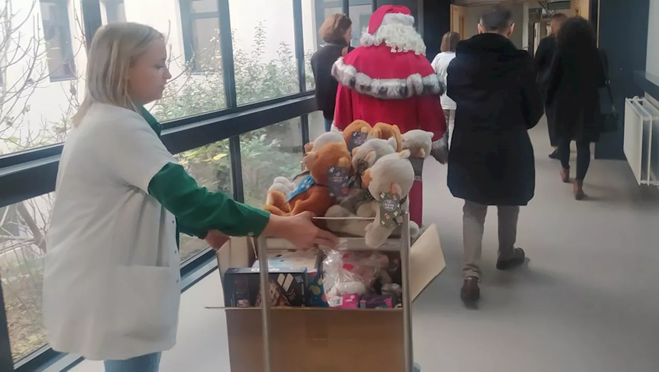 Père Noël dans les couloirs de l'hôpital de Béziers