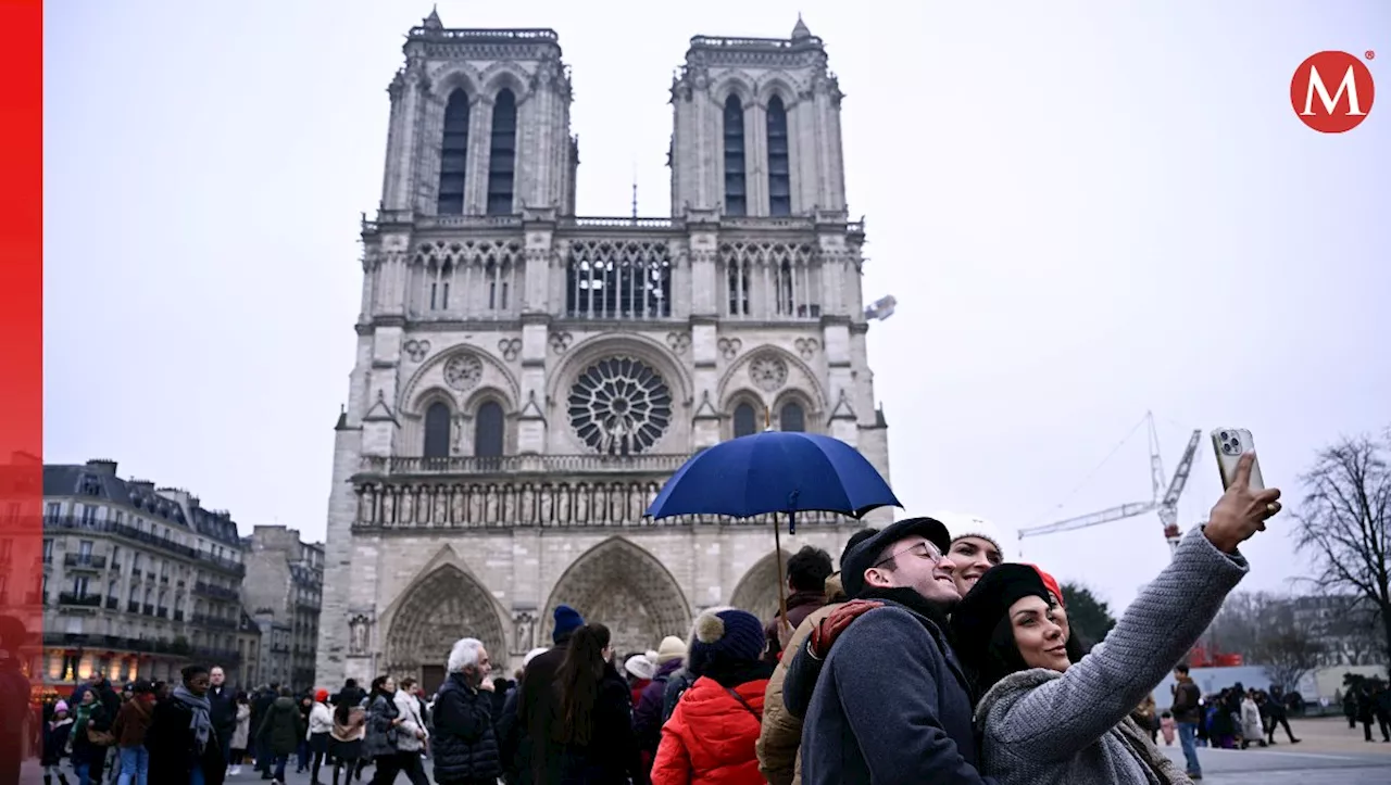 Fieles regresan a Notre Dame para las primeras misas navideñas