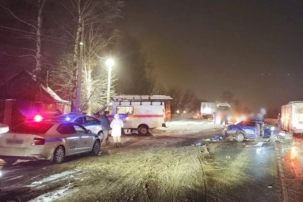 Три человека погибли при столкновении легковушки и автобуса в Подмосковье