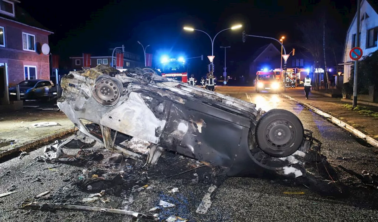 Auto nach Unfall in Flammen – Passanten retten Fahrer