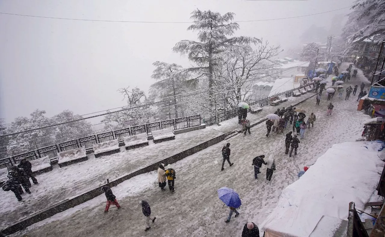 हिमाचल में बर्फबारी: राष्ट्रीय राजमार्ग बंद, सड़कें अवरुद्ध, हजारों फंसे