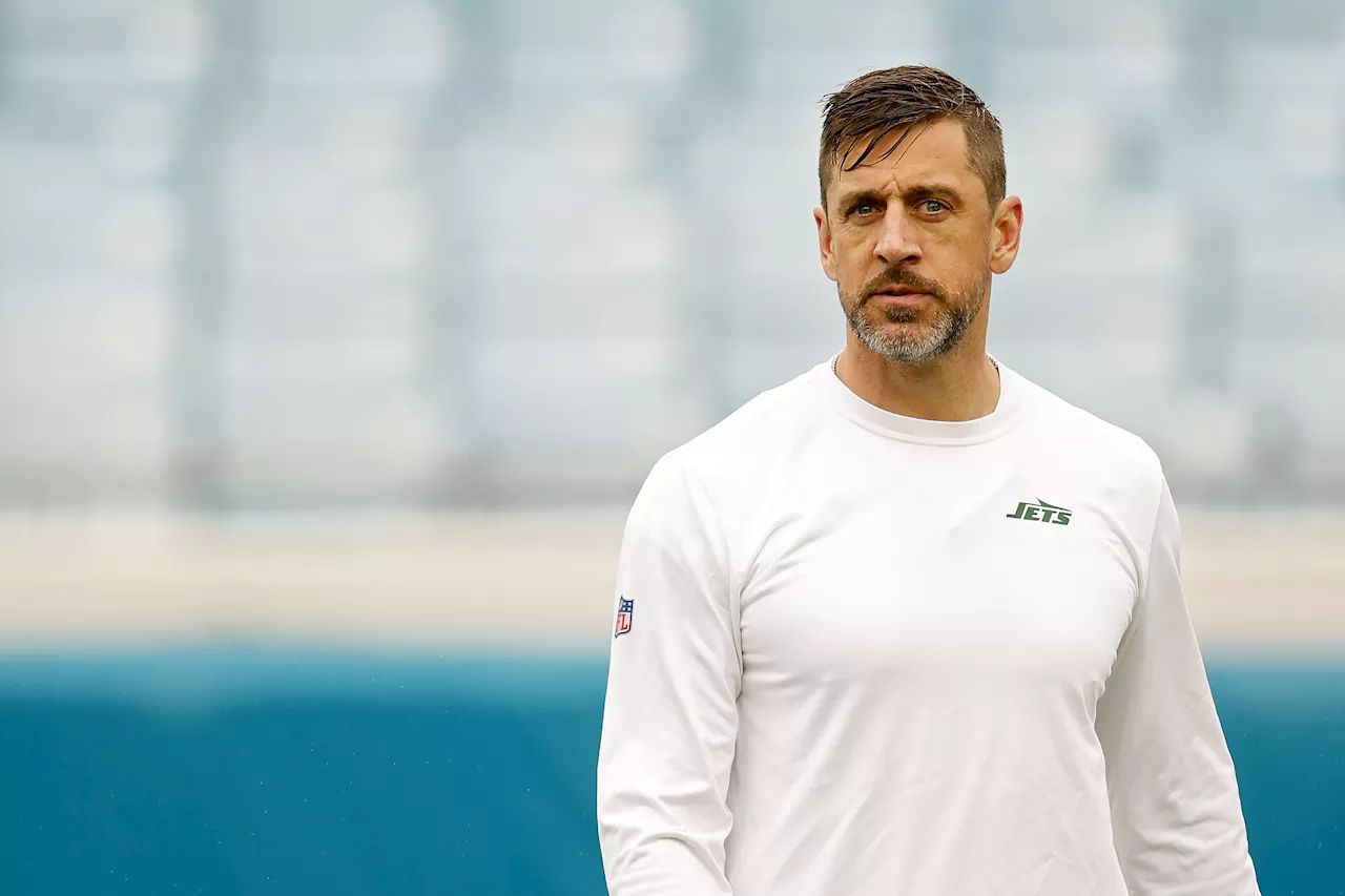 Aaron Rodgers Open to Mentoring Young Quarterback on Jets, Even With Pay Cut