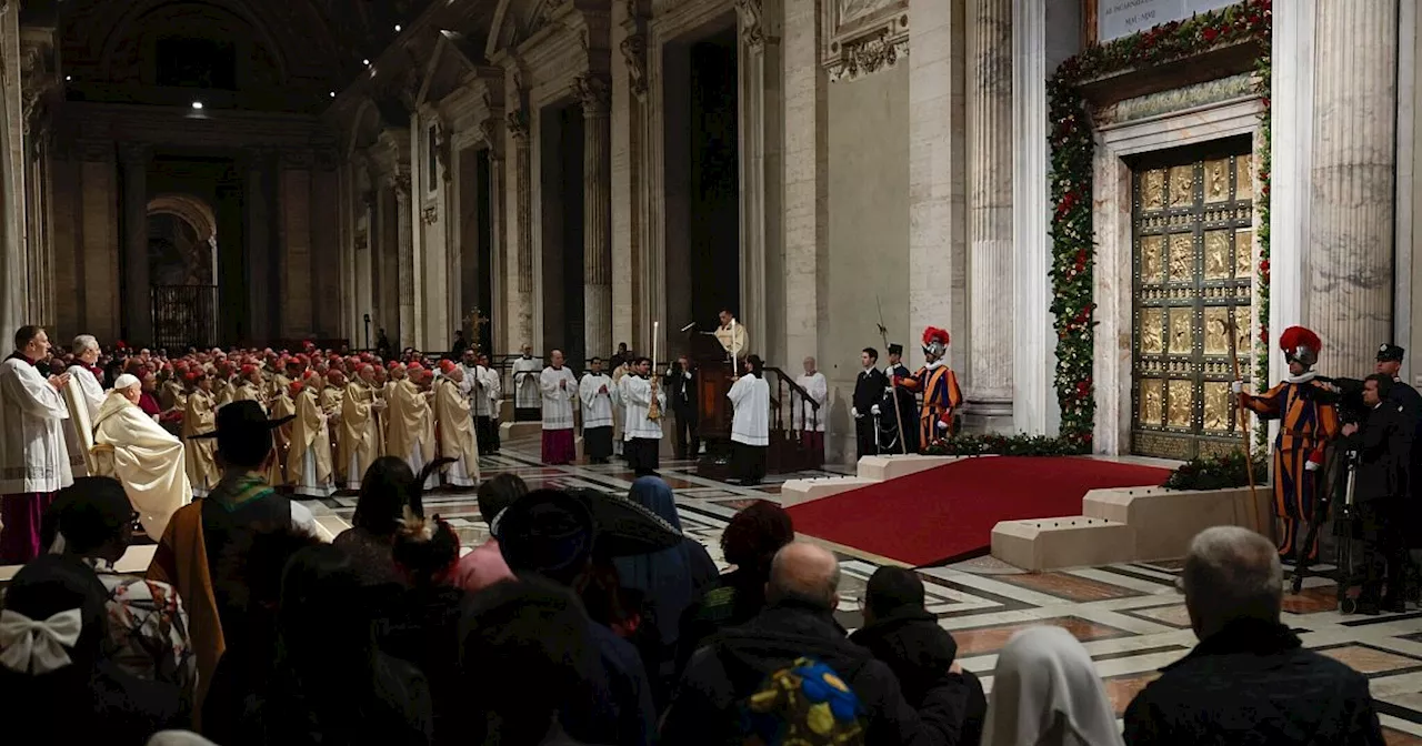 Papst Franziskus eröffnet Heiligabend die Heilige Pforte des Petersdoms