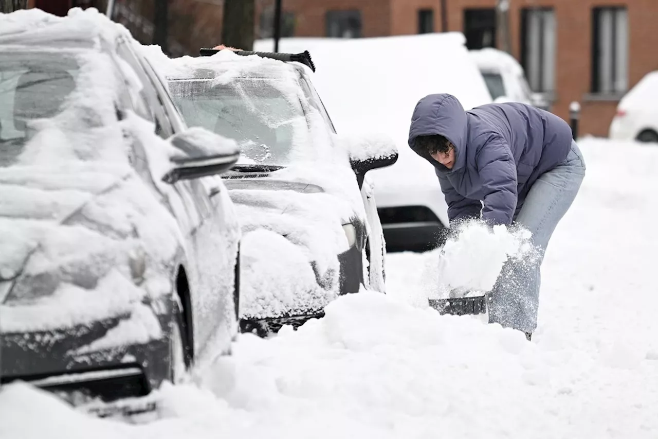 Heavy Snowfall Brings White Christmas, Disrupts Holiday Travel in Quebec