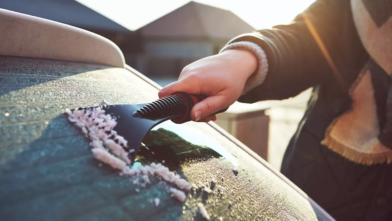 Eiskratzer im Test: Einige zerkratzen sogar die Autoscheiben