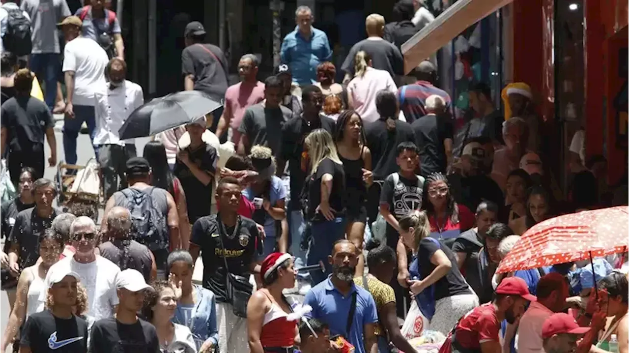 Lojas Lotadas em São Paulo durante Compras de Último Momento para o Natal