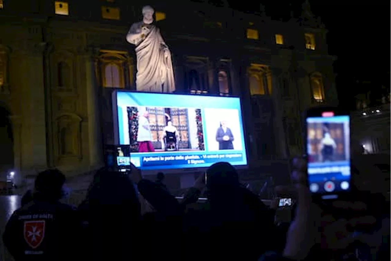 Papa Francesco apre la Porta Santa dell'Anno Santo della Speranza