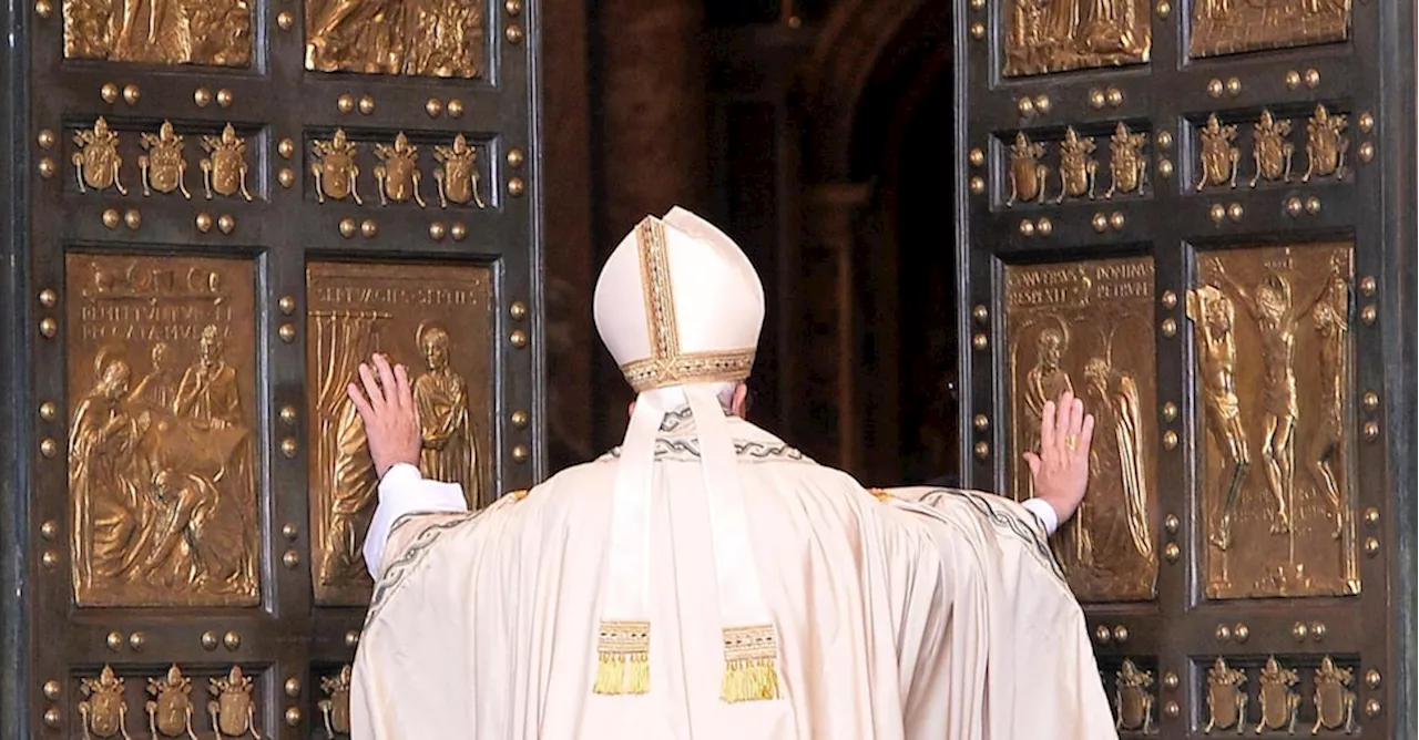 Inizia il Giubileo: Papa Francesco apre la Porta Santa di San Pietro