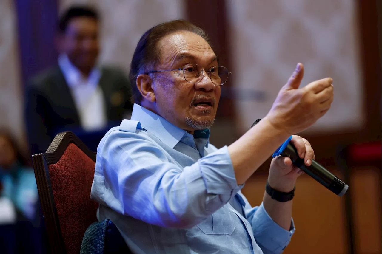 Anwar Ibrahim Urges Unity Amidst Christmas Celebrations