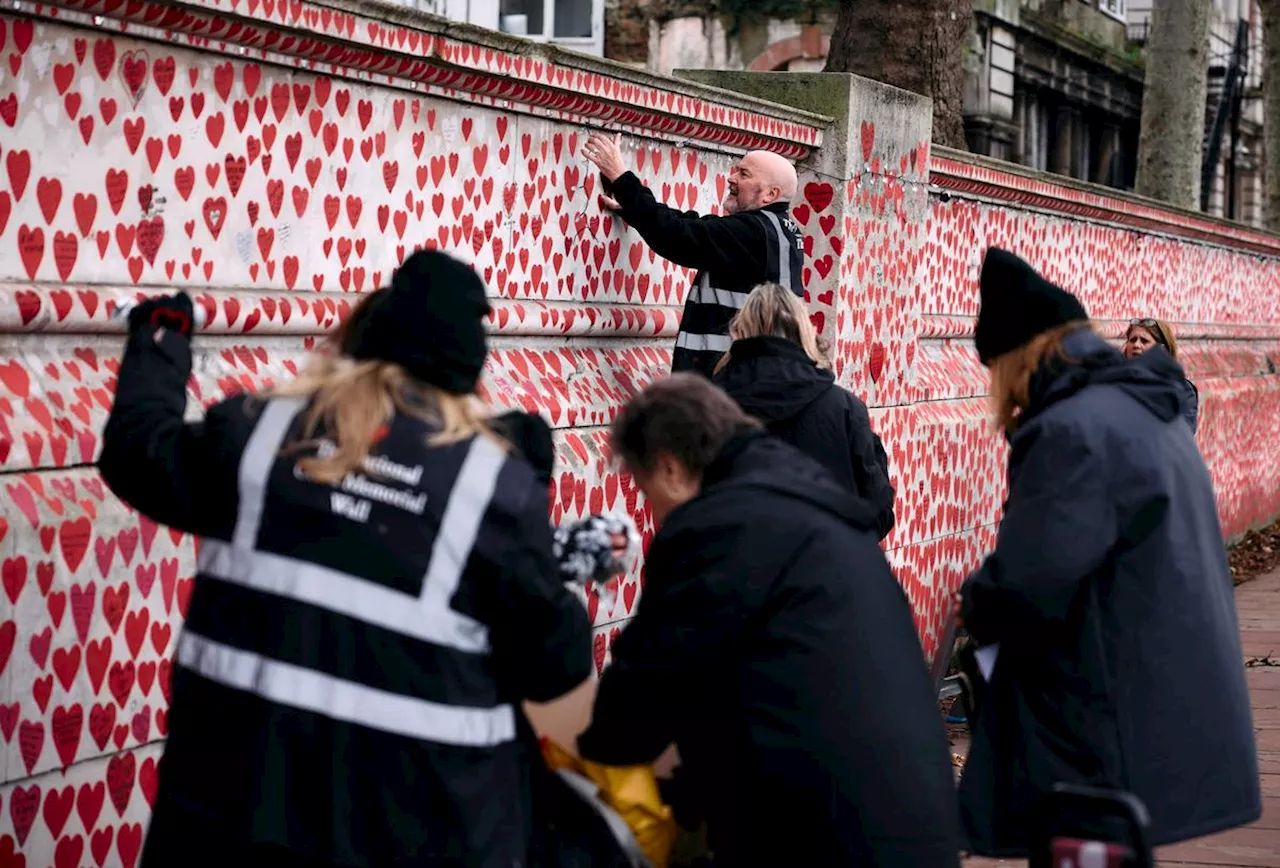 À Londres, un mur du souvenir pour les victimes du Covid-19 s’illumine pour Noël