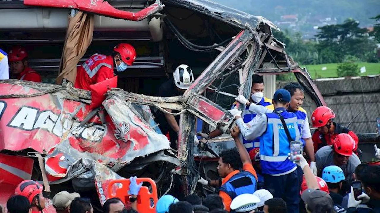 Evakuasi Bus Pariwisata Kecelakaan di Tol Pandaan-Malang, 4 Orang Meninggal