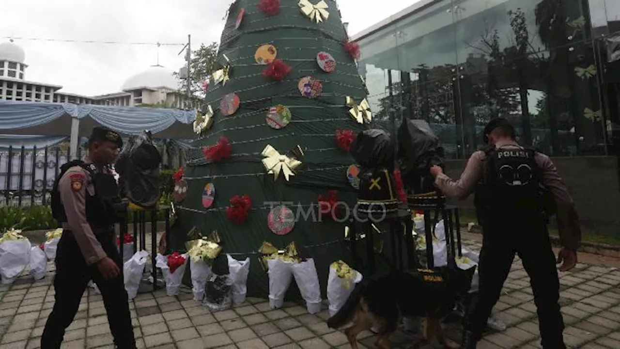 Kapolri dan Menteri-Menteri Hadiri Misa Natal di Gereja Katedral