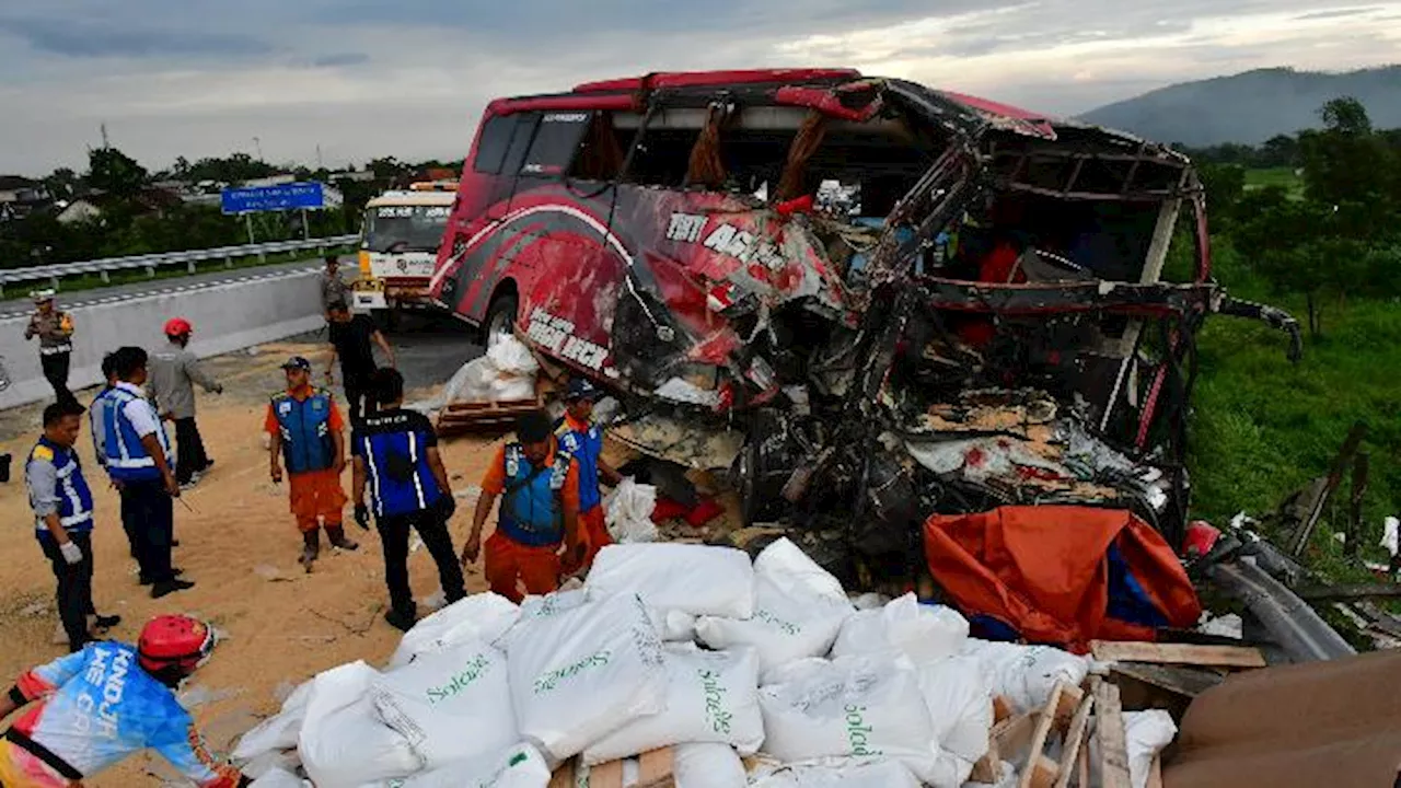 Kecelakaan Bus dan Truk di Tol Pandaan-Malang Tewaskan Empat Orang