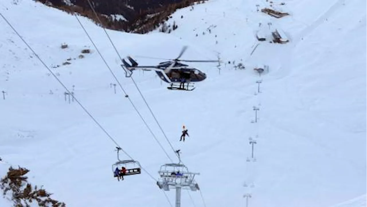 Francia: 240 sciatori bloccati in seggiovia per ore sulle Alpi