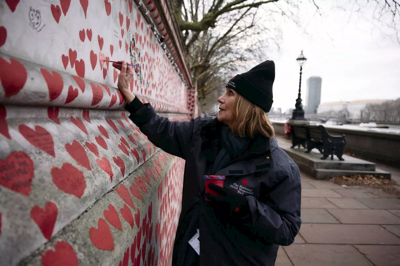 UK Families Mark Christmas with Covid Memorial Wall