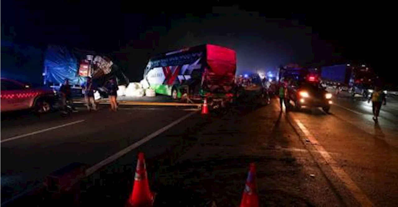 Seven Killed, 33 Injured in PLUS Expressway Accident