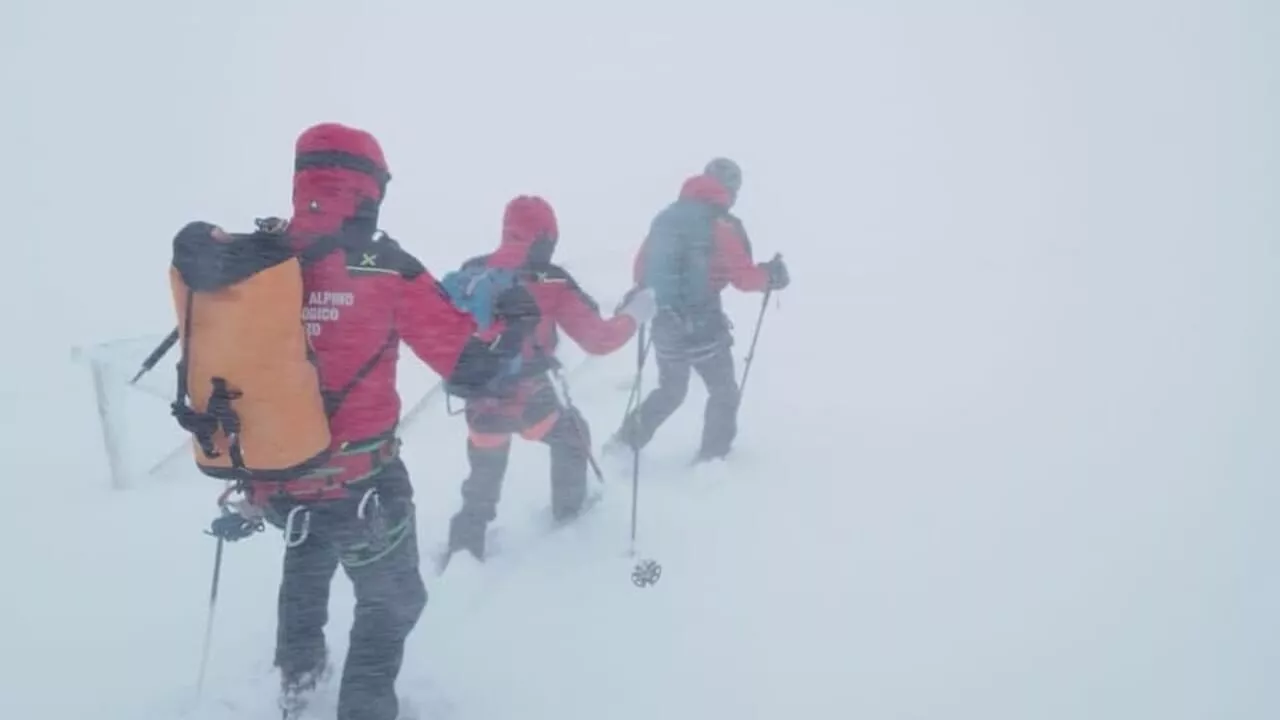 Anche i soccorritori degli alpinisti dispersi sul Gran Sasso bloccati in alta quota dal maltempo