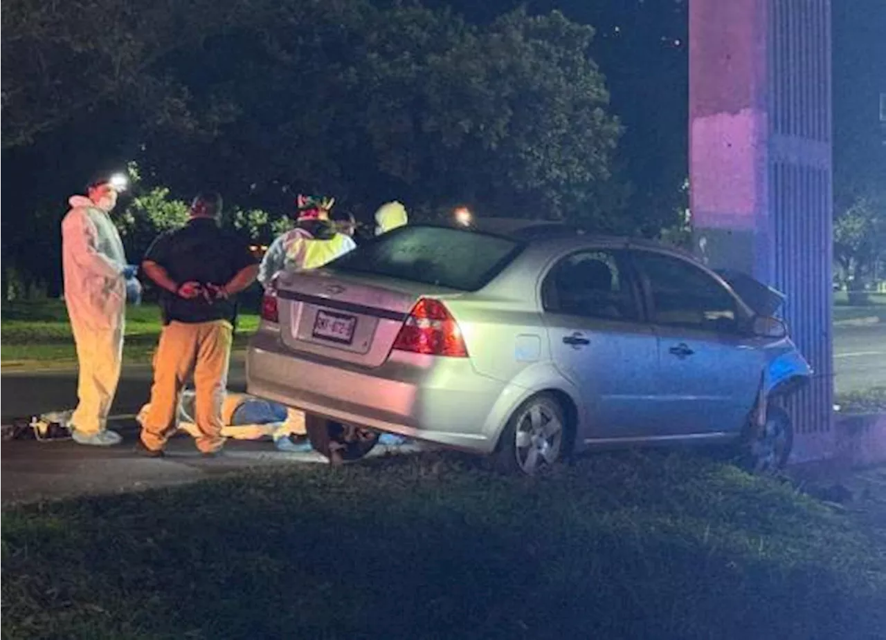 A pocas horas de Navidad, muere hombre, tras impactar su auto con puente peatonal en Monterrey