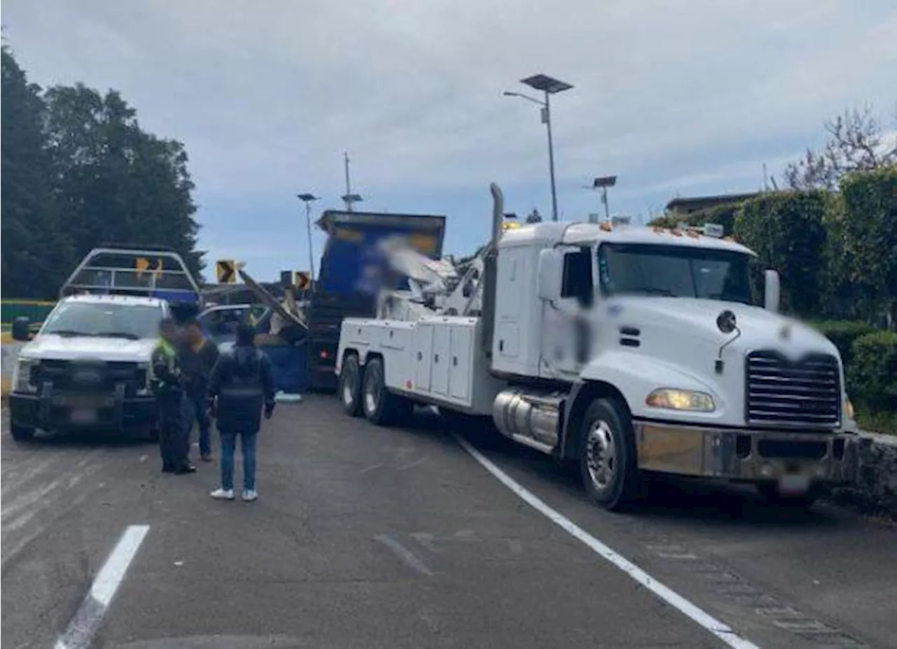 Volcadura de Trailer con Pollo Bloquea Vialidad en México-Cuernavaca