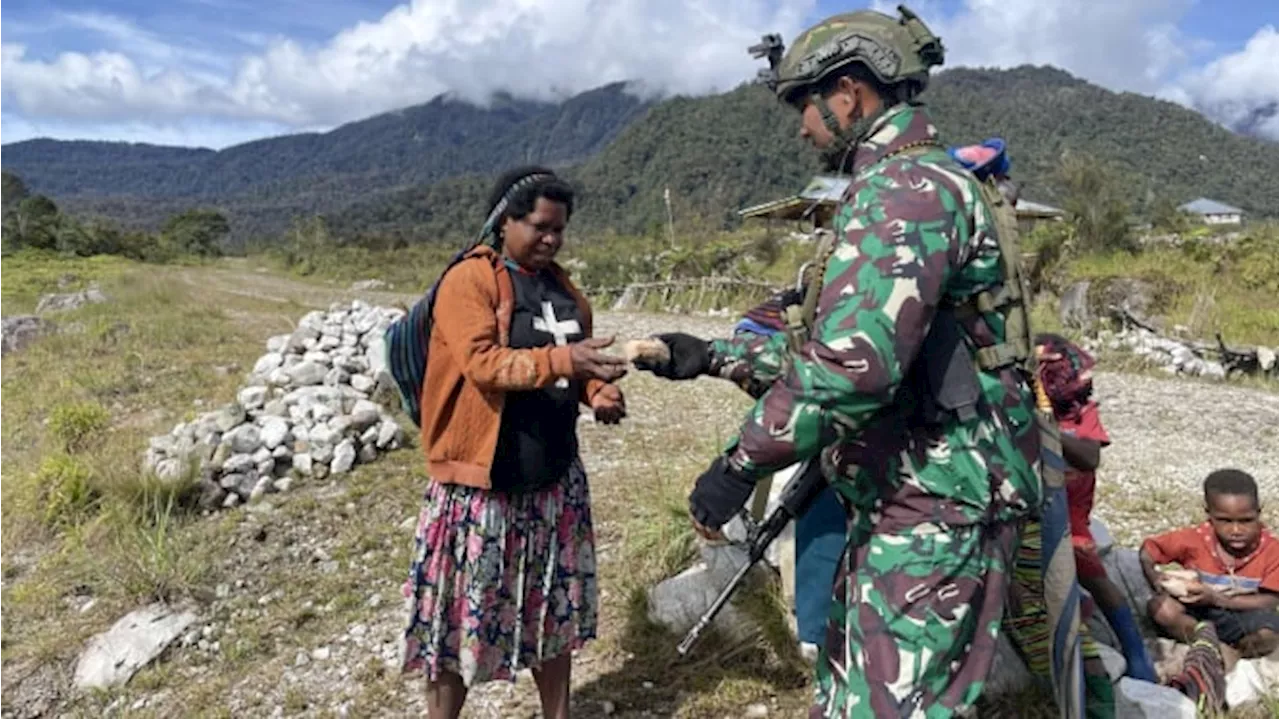 Prajurit Buaya Putih Kostrad Lakukan Komsos dengan Warga Kampung Wuloni