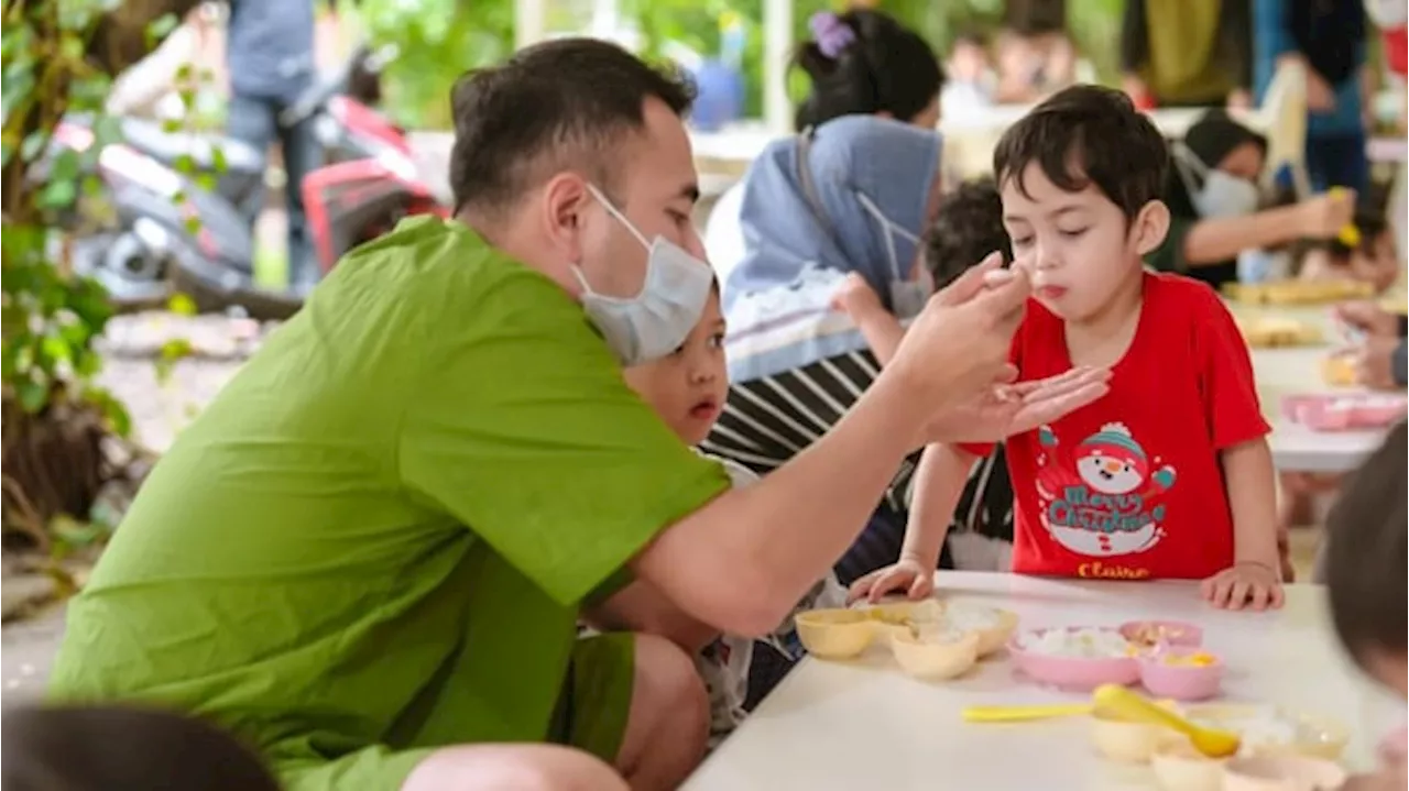 Raffi Ahmad Berdonasi dan Berbaur dengan Anak-anak Panti Asuhan