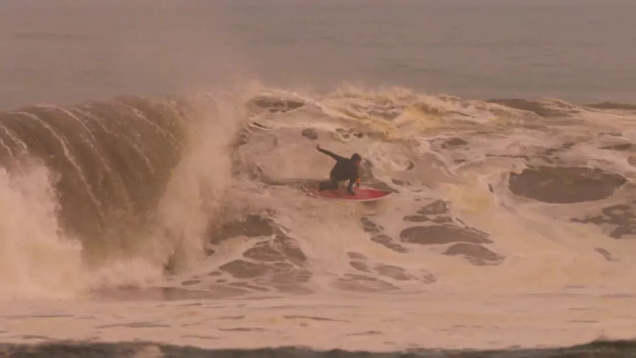 Adur Amatriain y Miguel Castrillón surfean la legendaria ola de Skeleton Bay: 'Es un sueño cumplido'